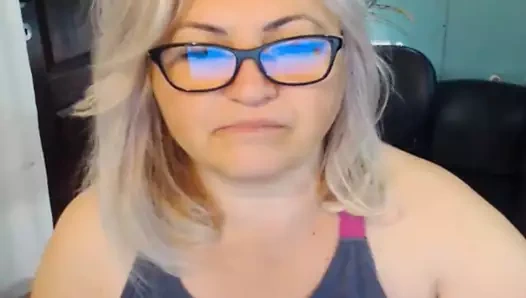 İri güzel sarışın olgun kadın kamerada,