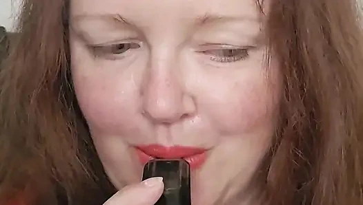 Kırmızılı sisli bayan, vaping