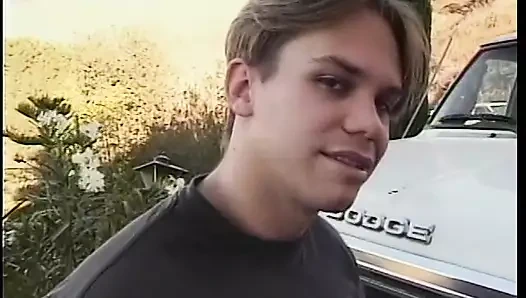 Sarışın sürtüğün açık havada sikiş deliklerini genişleten iki yarağı var