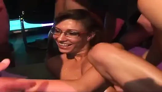 Olgun hatunlar ıslak grup seks partisi