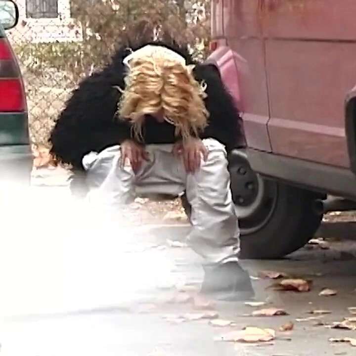 Kız arabaların arasına işiyor