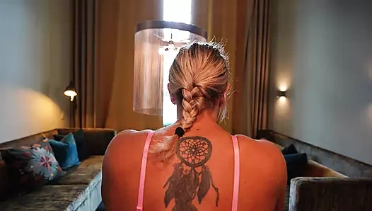 Pawg ateşli evli kadın bar taburesinde iyi sikiliyor