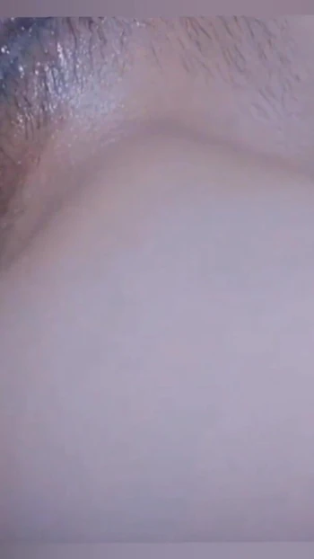 Захватывающий момент из "Моя падчерица, у нее красивое платье, и она заставляет меня кончить очень быстро, она заставляет меня оставить сперму"