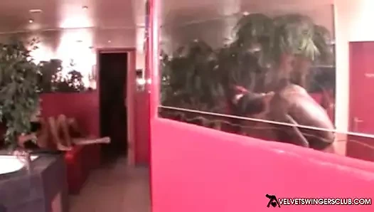 Kadife eş değiştirenler kulübü - kadın kılıklı ve karısı