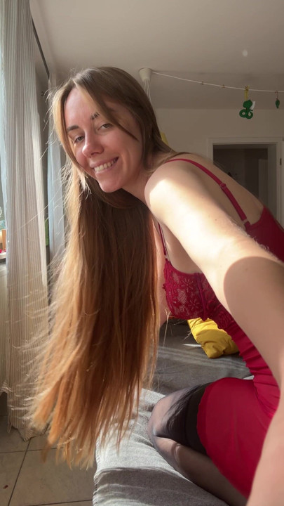 Kırmızı etek ve seksi çoraplar 💋