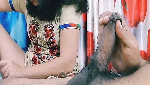 Kaslı adam yarağını ellere alıyor