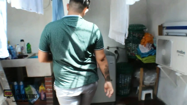 Adam fışkırtmak için ıslak kedi ile üvey kız kardeşi alır - İspanyolca porno