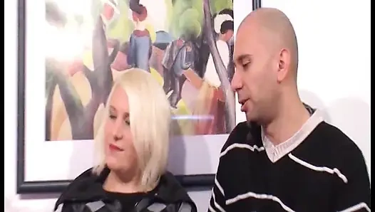 Üçlü Eğlence - Büyük Memeli Ve Tombul Vücutlu Esmer Sarışın Kaslı Adam Tarafından Sert Sikiliyor