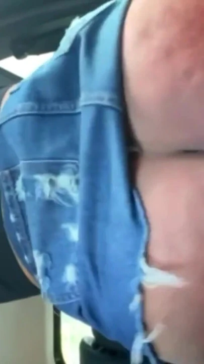 Эмоциональный момент из "Милфа-брюнетка заказала хуй молодого мужчины в поездке"