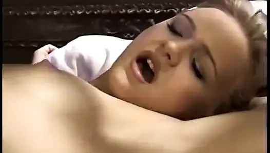 Seksi sarışın kız sabah kocası tarafından sikiliyor