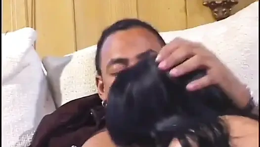 Sulu beyaz kanepede seks yapıyor