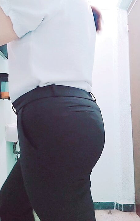 Büyük götlü seksi Meksikalı orta yaşlı seksi sekreter ofiste üniformasını çıkarıyor ve seksi beyaz tanga içinde büyük götünü gösteriyor