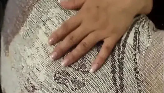 Büyük memeli dövmeli tombul evde sikişiyor