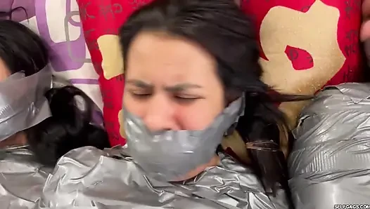 5 mumyalanmış kız boğuşuyor ve ağzı tıkalı!