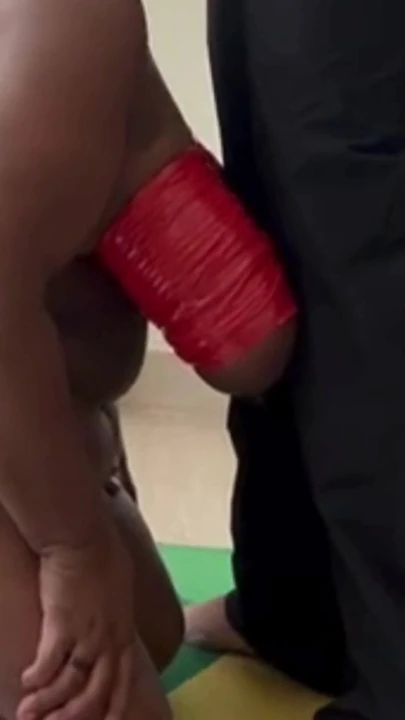 Ağır göğüs esaretinde zenci iri güzel kadın beyaz dom tarafından domine ediliyor | Klip 1