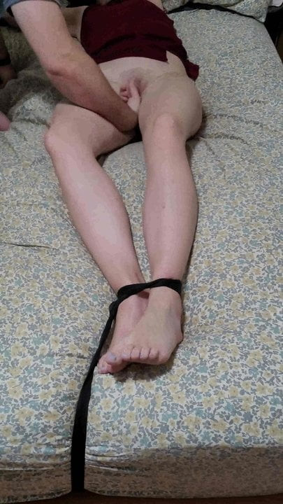 Genç yatağa bağlı - yanları gıdıklıyor ve kedi parmaklı