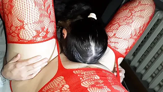 Bir öğrenci yatakta iki öğretmeniyle seks yaparak anatomi ve tarih sınavlarına hazırlanıyor.