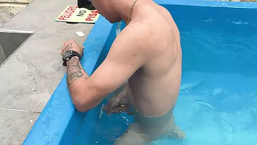 Penisimi havuz borusuna sokuyorum, üvey kız kardeşim beni keşfediyor ve beni ele vermemek için onu sert sikmemi istiyor...