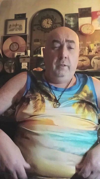 Bıyıklı koca domuz ve onun kokulu kocaman ayakları!