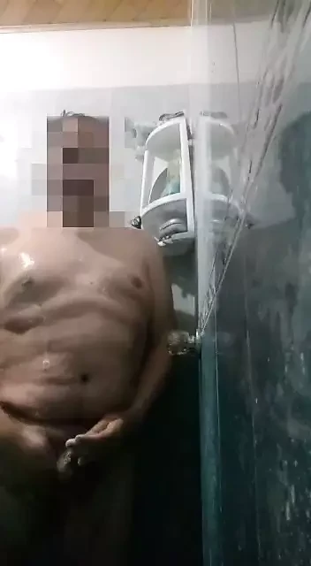 Bana sıcak suyla çok sulu bir duş veriyor. gel ve bana eşlik et ve benimle seviş