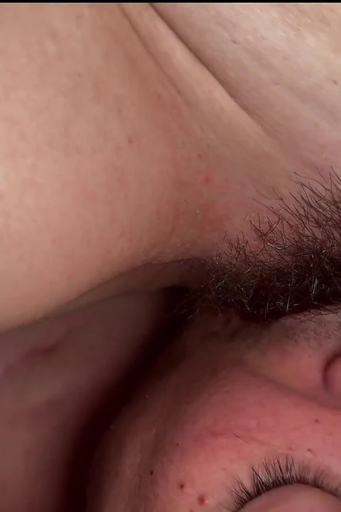 Kocam yüzünü amcığıma sokuyor, fışkırtmamı içiyor ve her damlasını yutuyor