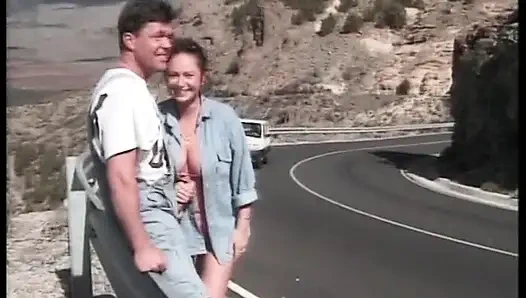 Bazı sürücülere yarağı dava eden olgun sürtükler için yolda seks