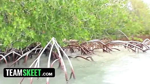 Bu kız emiyor - azgın genç kız açık havada yarak emiyor ve yüzüne büyük boşalma