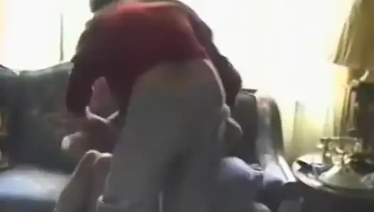 Utangaç bir esmer dildo ve yarakla sikiliyor