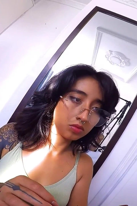 Seksi dövmeli üniversiteli kızla ateşli oral seks