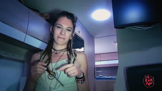 Hippi sürtük Eva Fay minibüsünde bir yabancıyla sikişiyor