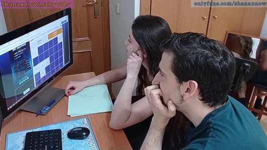 Genç öğrenci şantaj, pov oral seks, ağzına boşalmak, yutmak.