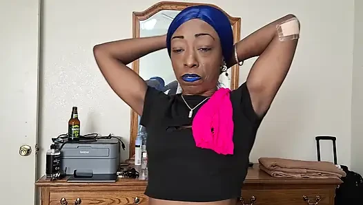 Blu Nastie arkadaşlarının izlemesi için hazırlanıyor.