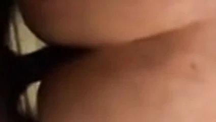 Sulu kedi okşayarak itibaren arka