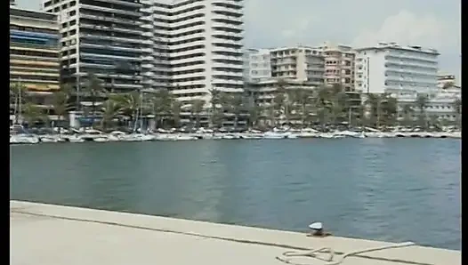 Yüksek topuklu esmer Vixen oyuncu seçmelerinde sikiliyor ve yüzüne boşalma