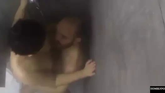 Daha fazlası için vücutlarını ısıtmak için sıcak su abone ol