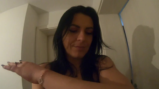 Güzel latin kız işerken mastürbasyon yapıyor 153