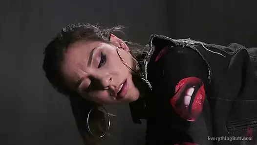 Suç ortakları edepsiz polis şüphelisini anal ile cezalandırıyor