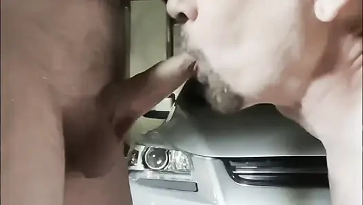 Babasının sevgilisi babasını emmeyi ve sikmeyi seviyor ve dölünü yiyor