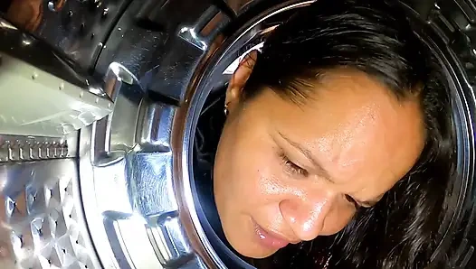 Çamaşır makinesine sıkıştım siyah yaraklı üvey oğlum benden faydalandı ve sikti