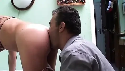 Amatör sürtük amını parmaklıyor ve götünü siktiriyor