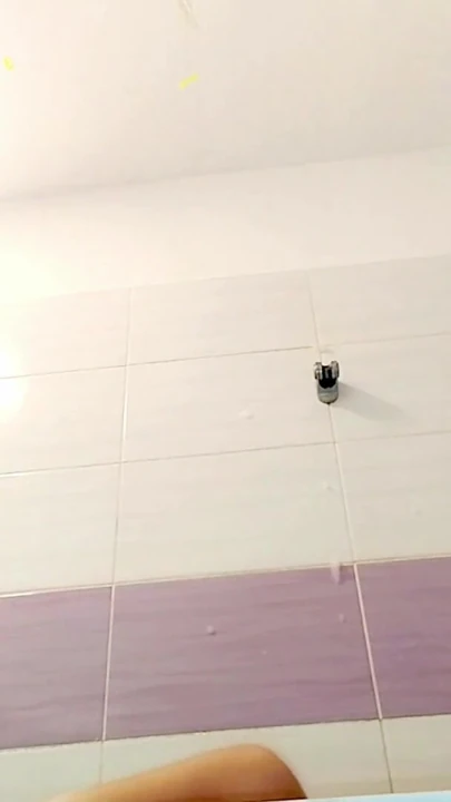 Amatör çift banyo yapıyor, evli kadın kıllı amcık, büyük göt, büyük memeler. | Klip 2