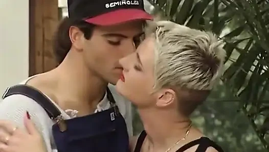 kısa saçlı, dövmeli ve delinmiş labialar