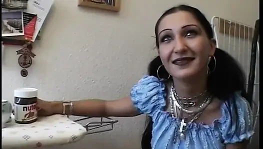 Sevimli kızdan vücudunu göstermesi isteniyor ve uyum gösteriyor