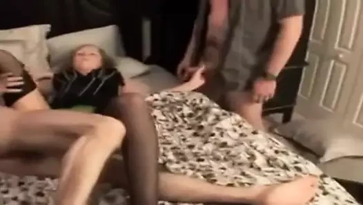 Aldatılan orta yaşlı seksi kadın karavan parkında 2 tesisatçıyla sikişiyor