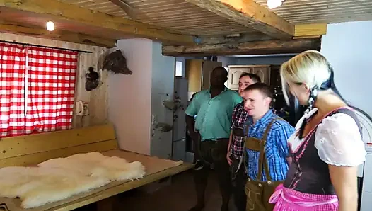 Fransız sarışın hatun ir dörtlü sekste sikiliyor