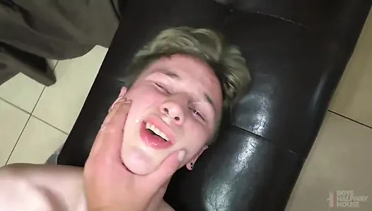 Pürüzsüz iri güzel kadın orta yaşlı seksi ev kurallarını çiğnedi diye aşağılayıcı sikişe katlanıyor