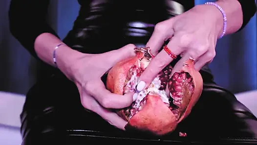 Deri sahibe eva lateks ateşli yemek fetişi bdsm çizmeler orta yaşlı seksi kadın olgun solo sapık dominatrix banyo