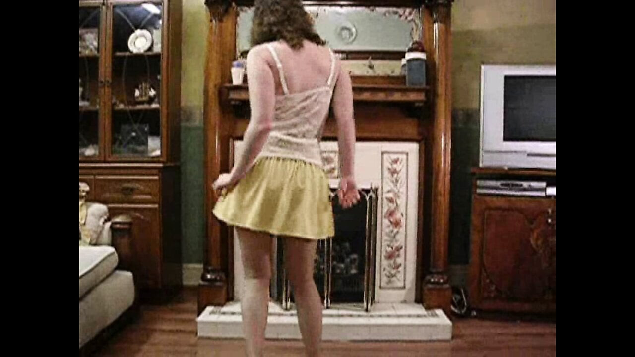 Haley mini etek ve külotlu çorap striptiz dansı