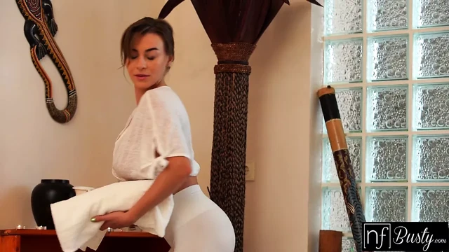 Маслянистый массаж с большими сисечками приводит к дрочке, сисечкам и траху