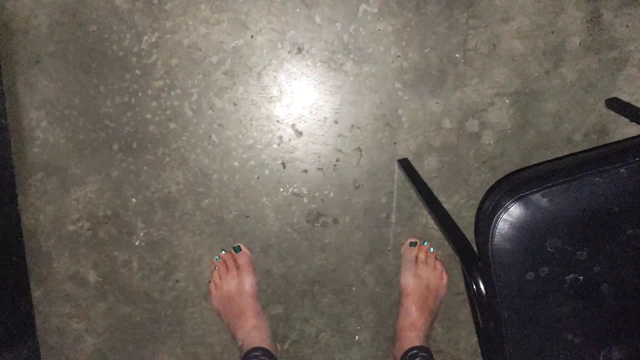 Sarah, zafer deliğinden başlayarak tiyatroda yalınayak